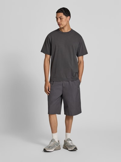 Männermodel trägt Regular Fit T-Shirt mit Logo-Stitching von ANNARR aus Reine Baumwolle, Kurzärmelig, Rundhalsausschnitt, Ganzkörperansicht von vorne.