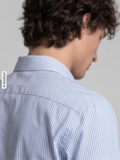 Männermodel trägt Slim Fit Business-Hemd mit Kentkragen von Jake*s, feine blaue Streifen, Baumwolle, Nahaufnahme Rückansicht, reine Baumwolle.