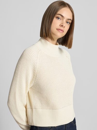 Frauenmodel trägt Regular Fit Pullover Baumwoll-Mix Modell 'Dara' von NOISY MAY®, cremefarben, Strick-Optik, Nahaufnahme Oberkörper.