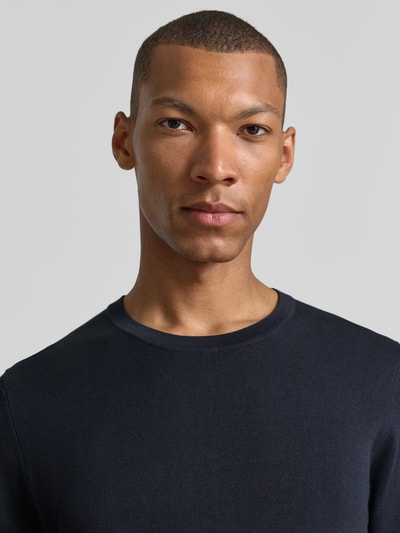 Männermodel trägt donkerblauw Slim Fit shirt met lange mouwen van puur katoen van DRYKORN, ronde hals, ribboordjes, Nahaufnahme Oberkörper.