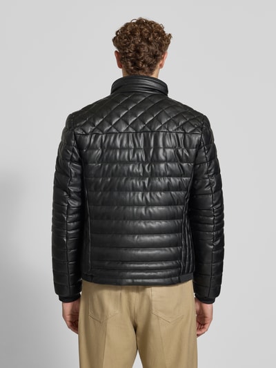 Männermodel trägt Regular Fit Jacke in Stepp-Optik von Christian Berg Men in Schwarz, Leder-Optik, Ganzkörperansicht Rückansicht.