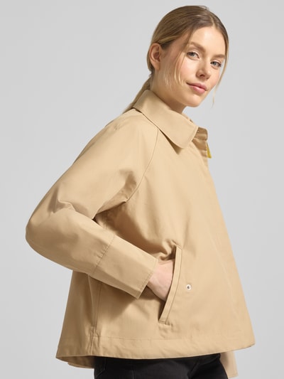 Frauenmodel trägt Jacke aus Baumwoll-Mix von Milano Italy in Beige, Gerade Passform, Umlegekragen, Pattentaschen, Nahaufnahme Oberkörper. Rückenlänge 65 cm, Schulterbreite 43 cm, Brustweite 64 cm, Ärmellänge 56 cm.