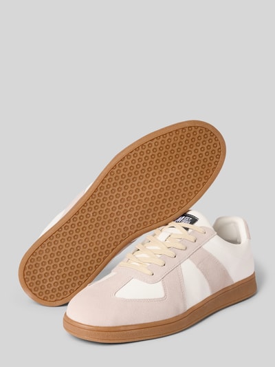 Produktfoto, Sneaker aus Leder mit Schnürung Modell 'Waltor' von Steve Madden in Weiß und Beige mit abgerundeter Spitze, Label-Detail, strukturierter Gummisohle, Herren Sneaker, Echtes Leder, Absatzhöhe 3 cm, Schafthöhe 8 cm, Schaftweite 8 cm