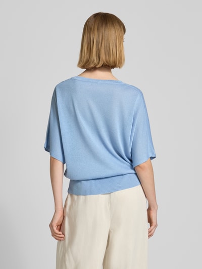 Frauenmodel trägt Relaxed Fit Oberteil aus Viskose-Mix in Strick-Optik von More & More, hellblau, elastischer Bund, Rückenansicht Ganzkörperansicht.