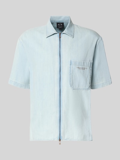 Produktfoto, Regular Fit Jeanshemd aus reiner Baumwolle Modell 'CAMICIA' von Armani Exchange, hellblau, Zweiwege-Reißverschluss, glatte Struktur