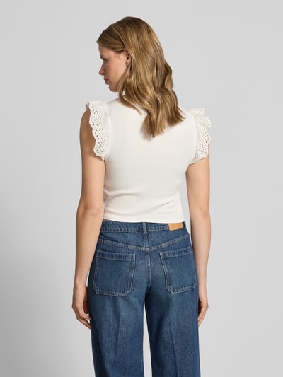 Frauenmodel trägt Slim Fit T-Shirt aus Baumwoll-Mix Modell 'MATHILDA' von Only, Optik: Unifarben, Länge: verkürzt, Lochspitze, Rundhals, Kappärmel, Ganzkörperansicht Rückansicht.