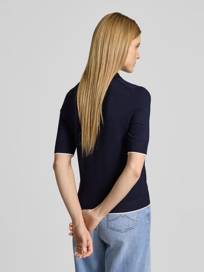 Männermodel trägt granatowy Strickshirt aus Viskose-Mix von Christian Berg Woman, półgolf, krótka listwa guzikowa, 1/2 rękawa, widok całej sylwetki z tyłu.