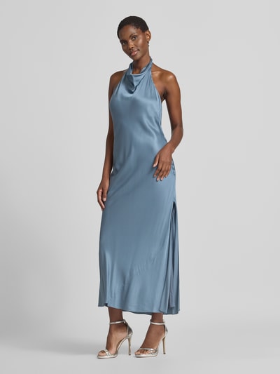 Frauenmodel trägt Figurbetontes Cocktailkleid aus reiner Viskose von Jake*s Cocktail in glänzendem Hellblau, Ganzkörperansicht von vorne.