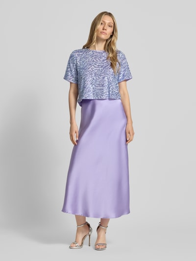 Vrouwenmodel draagt Cropped T-shirt met pailletten model 'Dine' van GUIDO MARIA KRETSCHMER WOMAN, materiaalmix met stretch, ronde hals, lila tinten, gladde en glanzende textuur, ruglengte maat 36: 39 cm, voorkant vollichaamsopname.