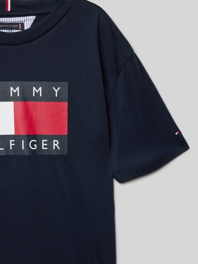 Männermodel trägt Regular Fit T-Shirt aus reiner Baumwolle von Tommy Hilfiger Teens, navy, Logo-Print, Nahaufnahme Oberkörper.