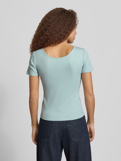 Frauenmodel trägt Slim Fit T-Shirt aus Baumwoll-Mix Modell 'SIMPLE' von Only in Optik: Unifarben mit Ripp-Textur, U-Ausschnitt, Kurzarm, Materialverarbeitung: Ripp, Ganzkörperansicht Rückansicht.