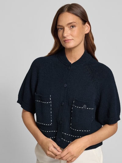 Frauenmodel trägt Regular Fit Cardigan mit Viskose-Anteil von Stefanel im Material-Mix, Strick-Optik, Stehkragen, Halbarm, Ganzkörperansicht von vorne.
