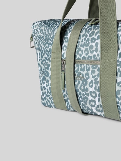 Produktfoto, Weekender mit Allover-Animal-Print von Lala Berlin, grün-graue Töne, Reißverschluss, abnehmbarer Tragehenkel, Reißverschlusstasche, Hauptfach, Schulterriemen, Maße 57x37x24 cm, strukturierte Oberfläche