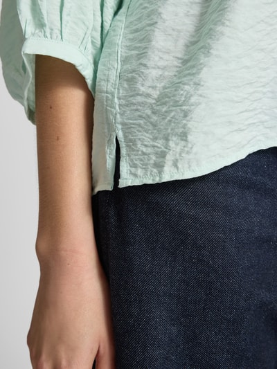 Frauenmodel trägt Regular Fit Bluse aus Viskose-Mix mit 3/4-Arm von Christian Berg Woman in Mint, strukturierte Oberfläche, Nahaufnahme Oberkörper. Rückenlänge bei Größe 36: 59 cm, Ärmellänge bei Größe 36: 35 cm.