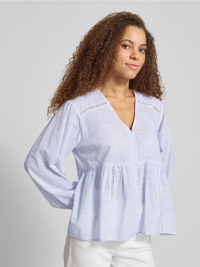 Kobiece modelka nosi Relaxed Fit Langarmbluse aus reiner Baumwolle Modell 'NORA' von ONLY, dwukolorowa, w paski, bawełna, widok z przodu, ujęcie do pasa.