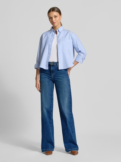 Modelka nosi Flared Jeans mit 5-Pocket-Design od Liu Jo White, niebieski bawełniany denim, z paskiem, szerokość w rozmiarze 27: 36 cm, długość nogawki 83 cm, widok całej sylwetki z przodu.