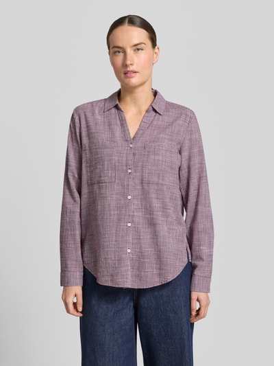 Frauenmodel trägt Regular Fit Hemdbluse aus reiner Baumwolle von Tom Tailor mit Optik:Allover-Muster und Hahnentritt, Ganzkörperansicht von vorne.