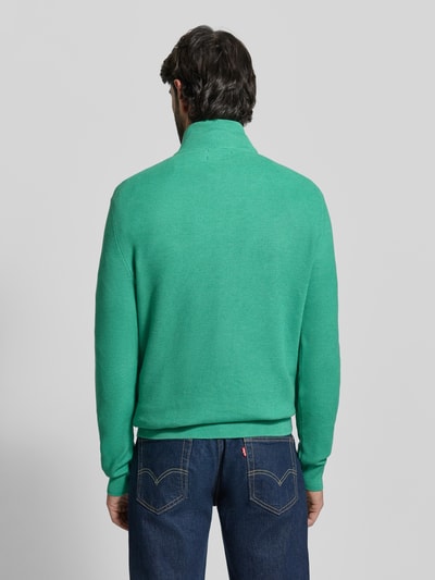 Männermodel trägt Regular Fit Troyer aus reiner Baumwolle von Polo Ralph Lauren in Optik: Unifarben, Piqué-Struktur, Ganzkörperansicht Rückansicht.