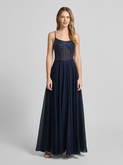 Frauenmodel trägt Abendkleid mit Pailletten und Spaghettiträgern von Hey Kyla aus dunkelblauem Chiffon, taillierter Schnitt, Maxikleid, Ganzkörperansicht von vorne. Rückenlänge bei Größe 36: 157 cm, Brustweite 31 cm.