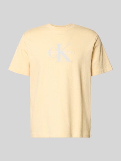 Produktfoto, T-Shirt mit Label-Print und Rundhalsausschnitt von Calvin Klein Jeans, cremefarben, reine Baumwolle, Regular Fit, Produktansicht.