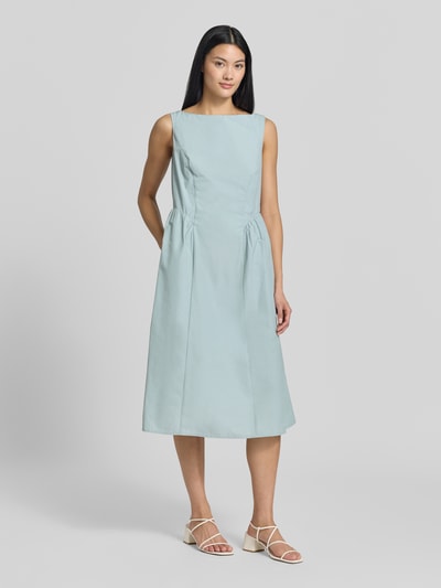 Frauenmodel trägt Midikleid mit rückseitigen Smok-Details von Christian Berg Woman Selection in hellblauer A-Linie, Ganzkörperansicht von vorne. Material-Mix mit Baumwoll-Anteil, Rundhalsausschnitt, Länge 106 cm, Brustweite 41 cm.