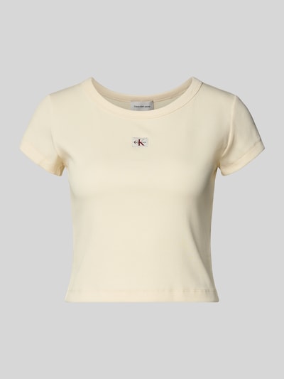 Produktfoto, Cropped T-Shirt in Ripp-Optik mit Label-Badge von Calvin Klein Jeans, mieszanka bawełny i elastanu, krój krótki, efekt prążkowania, naszywka z logo, długość tyłu w rozmiarze S: 36 cm