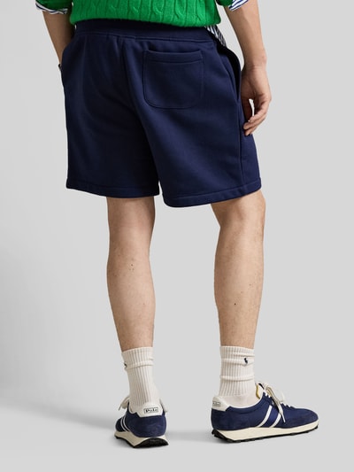 Männermodel trägt Regular Fit Sweatshorts aus Baumwoll-Mix von Polo Ralph Lauren, uni, label-schriftzug, elastischer bund, achterzak, zijdelingse steekzakken, sweatmateriaal, ganzkörperansicht rückansicht.