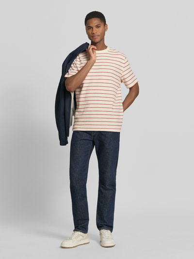Męski model nosi Regular Fit T-Shirt aus Baumwoll-Mix Modell 'DJANGO' von SELECTED HOMME, efekt: wzór w paski, faktura, okrągły dekolt, mieszanka bawełny, Ganzkörperansicht von vorne.