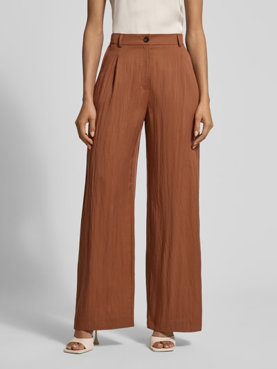 Frauenmodel trägt Stoffhose mit Eingrifftaschen und Gesäßleistentaschen von Jake*s Collection in Braun, Lyocell-Mix, Loose Fit, Ganzkörperansicht von vorne.