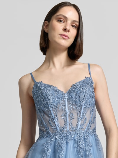 Kobiece modelka nosi sukienka gorsetowa z haftami i głębokim dekoltem na plecach 'Corsagenkleid mit Stitchings und tiefem Rückenausschnitt' od Luxuar z tiulu, taliowany krój, długa sukienka, długość tyłu w rozmiarze 36: 124 cm, szerokość klatki piersiowej w rozmiarze 36: 31 cm, kolor jasnoniebieski, faktura haftowana, zbliżenie na górną część ciała, ujęcie z przodu.