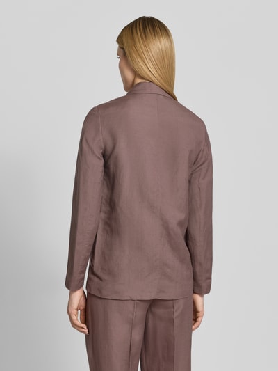 Frauenmodel trägt Regular Fit Blazer aus Leinen-Mix mit Viskose-Anteil von Christian Berg Woman Selection in Braun mit Pattentaschen, Doppelreiher, Rückenlänge 71 cm, Brustweite 48 cm, Ärmellänge 63 cm, Ganzkörperansicht Rückansicht.