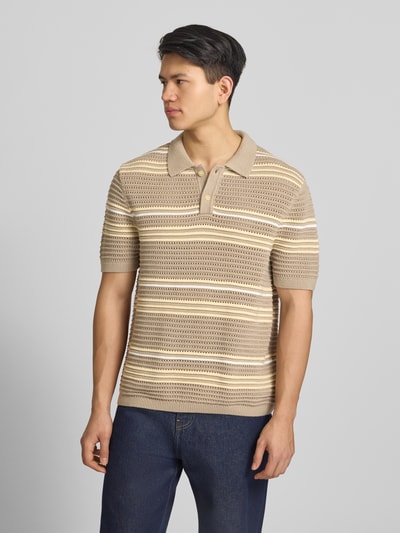 Männermodel trägt Relaxed Fit Poloshirt aus reiner Baumwolle Modell 'LAGUNA' von Levi's®, gestreifte Strickoptik, Ganzkörperansicht von vorne.