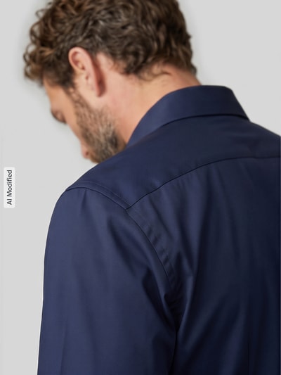 Männermodel trägt dunkelblaues Slim Fit Businesshemd mit Kentkragen von Jake*s, glatte Textur, Ganzkörperansicht Rückansicht, KI-modifiziertes Bild