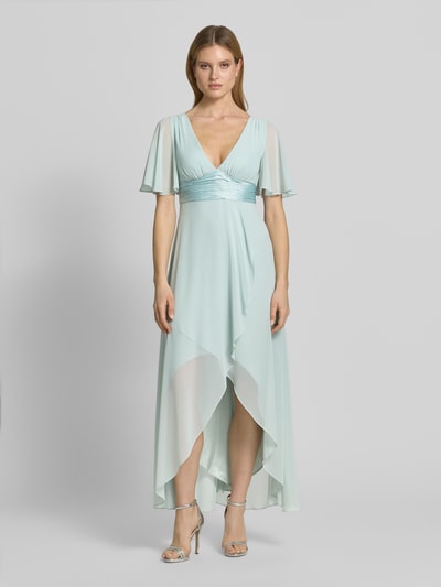 Frauenmodel trägt Midikleid aus Chiffon mit tiefem V-Ausschnitt von Jake*s Cocktail in Hellblau mit Volants, Taillierter Schnitt, Taillenband, Ganzkörperansicht von vorne. Rückenlänge bei Größe 36: 125 cm, Brustweite: 32 cm, Ärmellänge: 30 cm.