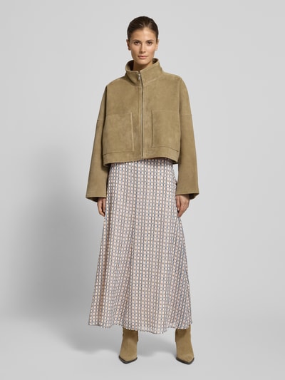 Frauenmodel trägt Midirock im Allover-Look von Jake*s Collection in A-Linie mit rückseitigem Reißverschluss, Ganzkörperansicht von vorne.