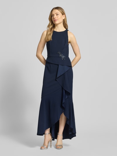 Kobiece model prezentuje Regular Fit Abendkleid mi Ziersteinbesatz od Adrianna Papell, elastyczna mieszanka materiałów, krój regular fit, obszycie ozdobnymi kamieniami, plisy, krój bez rękawów, okrągły dekolt, długość tyłu w rozmiarze 36: 137 cm, szerokość w rozmiarze 36: 36 cm, granatowy kolor, cała sylwetka z przodu.