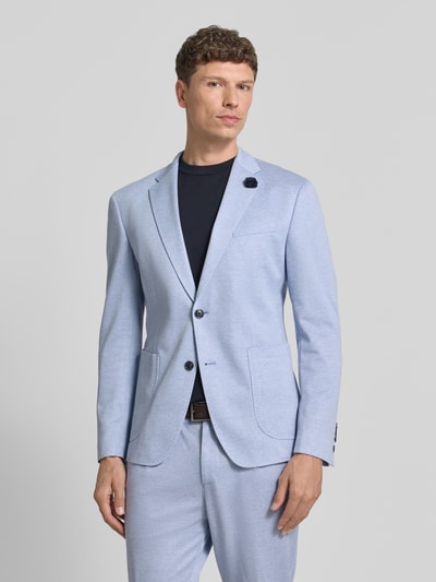 Männermodel trägt Sakko mit floraler Applikation Modell 'Hoverest' von JOOP! Collection aus Viskose-Mix in Hellblau, Regular-Fit, Reverskragen, Knopfleiste, Brustleistentasche, seitliche Eingrifftaschen, Rückenlänge 73 cm, Schulterbreite 40 cm, Ärmellänge 65 cm, Ganzkörperansicht von vorne