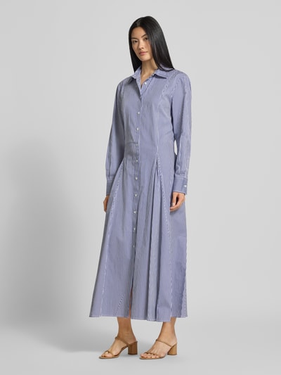 Frauenmodel trägt Tailliertes Freizeitkleid aus reiner Baumwolle von Polo Ralph Lauren, blau-weiß gestreift, lockere Passform, Ganzkörperansicht von vorne. Damen Freizeitkleid von Polo Ralph Lauren.