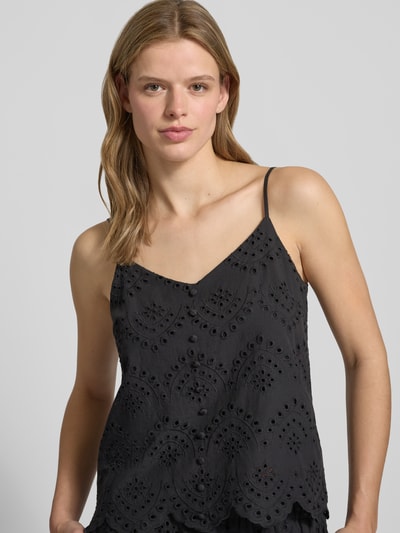 Frauenmodel trägt Regular Fit Blusentop aus reiner Baumwolle Modell 'VILDE' von Pieces in Schwarz mit Lochstickerei, Nahaufnahme Oberkörper.