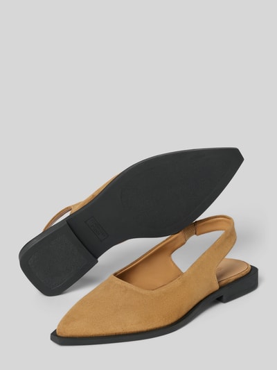 Produktfoto, Ballerinas im Slingback-Design von Copenhagen, beigefarbenes Wildleder, spitz zulaufend, offene Ferse, glatte schwarze Sohle, 2 cm Absatz