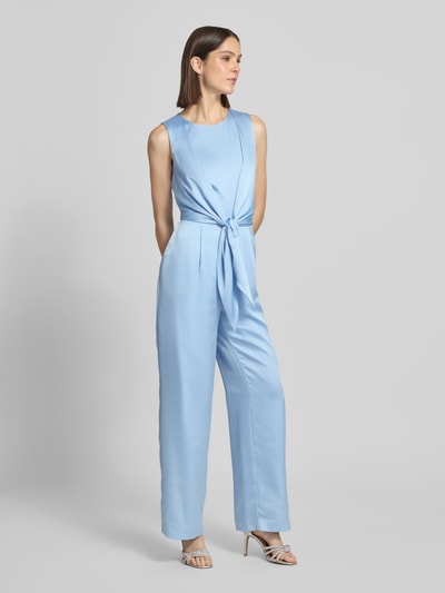 Vrouwenmodel draagt 'Jumpsuit aus Satin mit Bindegürtel' van Christian Berg Cocktail in lichtblauw satijn, licht getailleerde fit, ceintuur in de taille, ronde hals, rechte pijp, rugrits, volledige lichaamsvoorzijde.