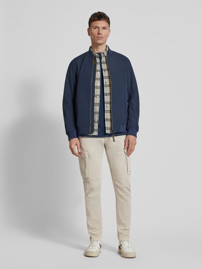 Mannenmodel draagt Cargobroek met vetersluiting Model 'EXPEDIZOR' van PME Legend, mix van katoen en lyocell, slim fit, cargozakken, bandwijdte bij maat 32/32: 42 cm, binnenbeenlengte 81 cm, full body van voren