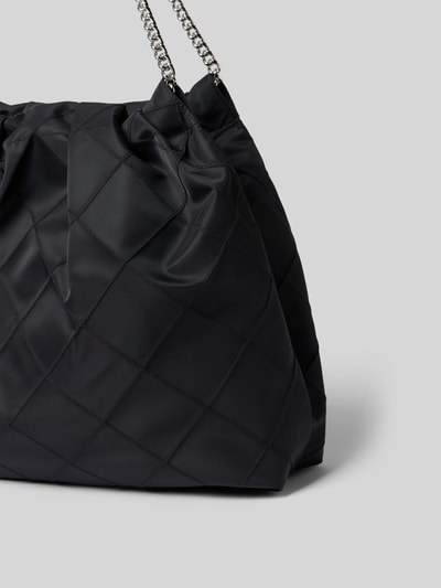 Produktfoto, Handtasche in Stepp-Optik von Tory Burch in Schwarz mit Ketten-Trageriemen, Logo, Magnetverschluss, Lederstruktur, Detailaufnahme.