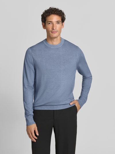 Männermodel trägt Regular Fit Pullover aus reiner Schurwolle Modell 'Kestefo' von BOSS Orange in Hellblau, Ganzkörperansicht von vorne. Herren Pullover von BOSS Orange