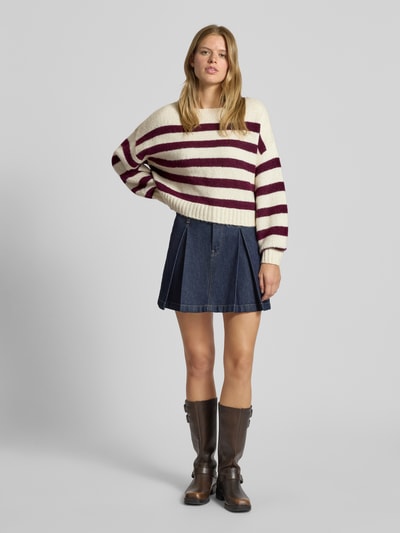 Only Sweter z dzianiny o kroju regular fit ze wzorem na całej powierzchni model ‘LAYA’ Bordowy 1