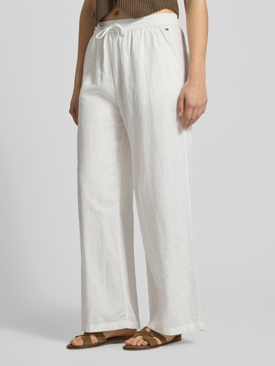 Vrouwenmodel draagt Weite Hose aus Leinen-Mix mit Tunnelzug van Tommy Jeans, witte two tone loose fit met logostiksel, linnenmix, zijzakken, opgestikte achterzakken, voorkant detailopname van de benen