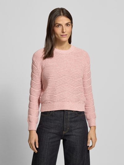 Frauenmodel trägt Strickpullover mit gerippten Abschlüssen von Guess in Rosa, lockerer Schnitt, Baumwoll-Mix, Nahaufnahme Oberkörper.