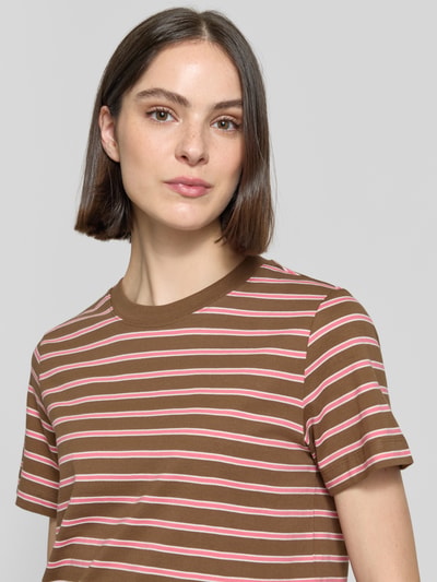 Kobiece model nosi Regular Fit T-Shirt aus reiner Baumwolle od s.Oliver RED LABEL, efekt: wzór w paski, dżersej, brązowy, krótki rękaw, okrągły dekolt, naszywka z logo, długość krótka, bawełna, widok na górną część ciała, z przodu