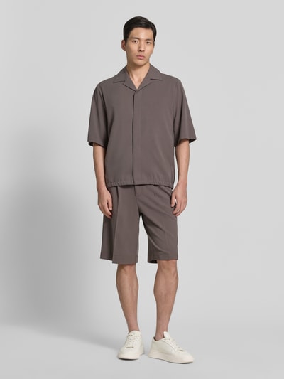 Männermodel trägt Relaxed Fit Hemdjacke mit Reverskragen von Lindbergh in Braun, Material-Mix mit Viskose-Anteil, Ganzkörperansicht von vorne.