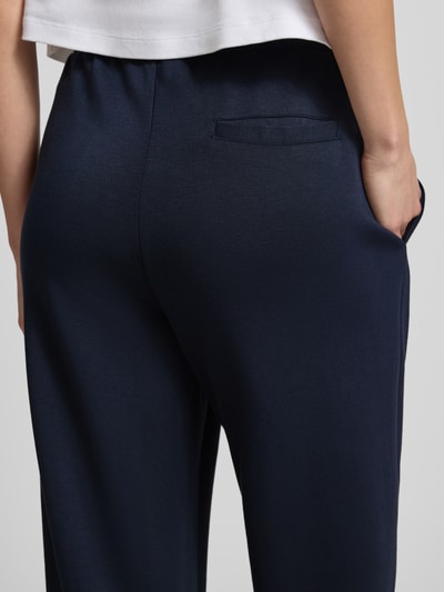 Frauenmodel trägt Regular Fit Pyjama-Hose mit Modal-Anteil von Marc O'Polo in Optik: Unifarben, Sweat, seitliche Eingrifftaschen, Nahaufnahme Rückansicht.